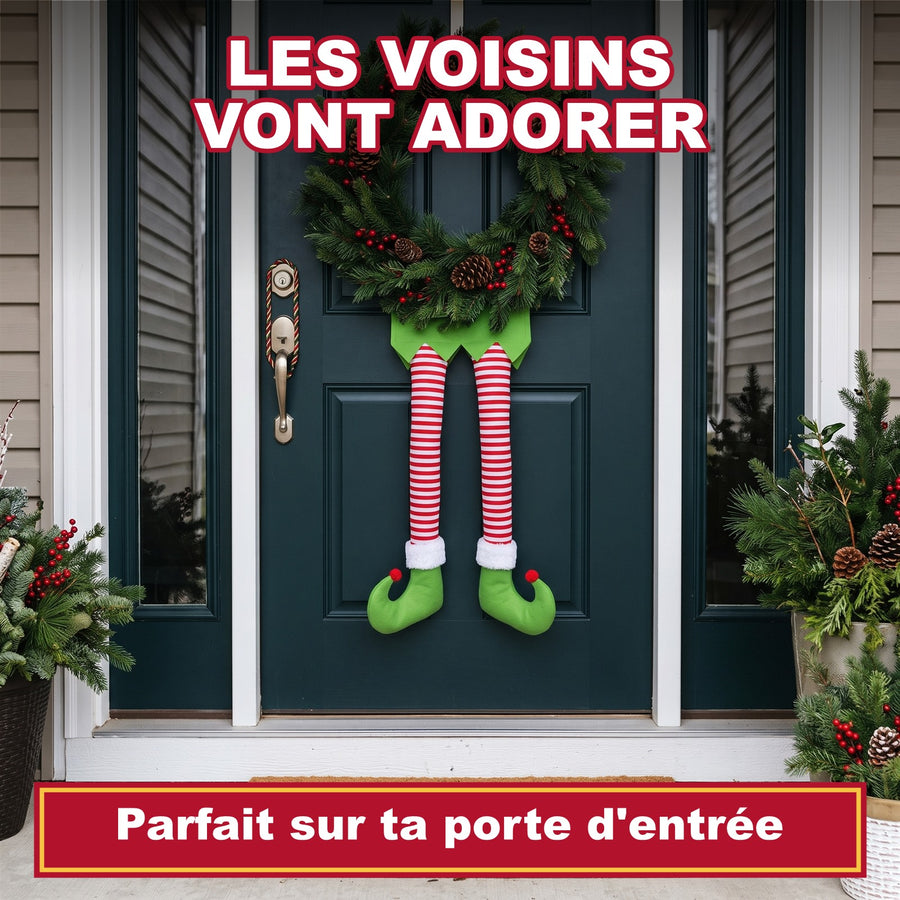 Jambes de lutin rayé sous la couronne de la porte